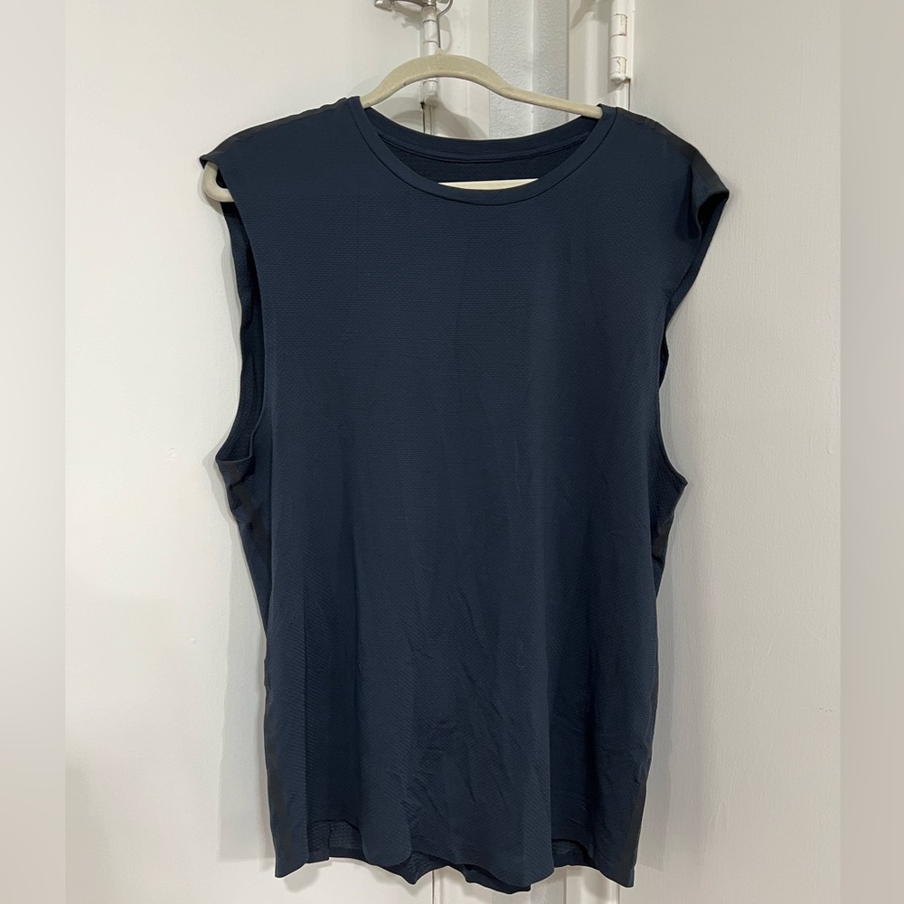 XL Lululemon Men’s Workout Sleeveless Shirt in Navy Blue